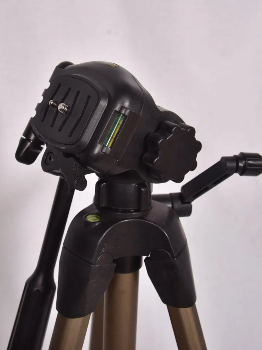 Dynex DX-TRP60 Camera Tripod with Pan Tilt Head Adjustable Aluminum Legs